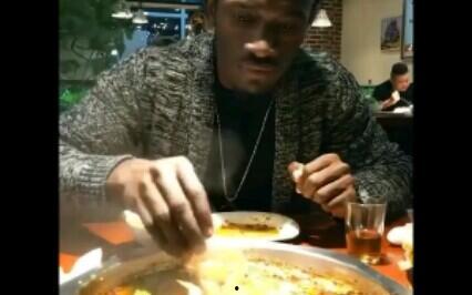 欧美小哥吃饭图片,欧美小哥餐桌上的异国风情